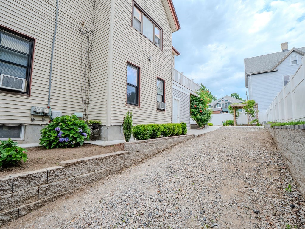 81 Cross St