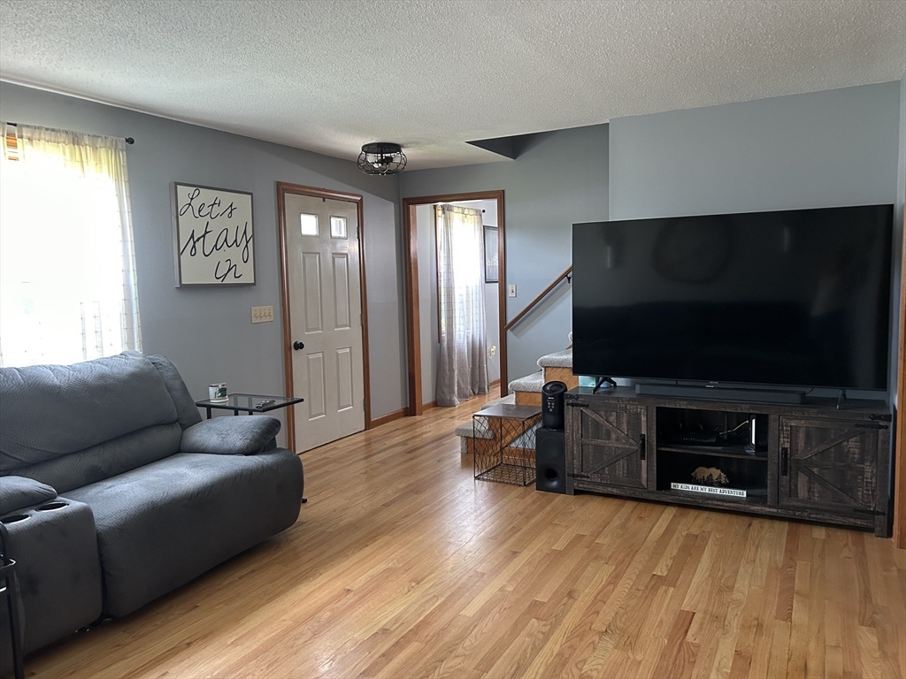 Hatfield, Massachusetts 01038, United States, 3 Bedrooms Bedrooms, ,2 BathroomsBathrooms,Residential,Pending,150298