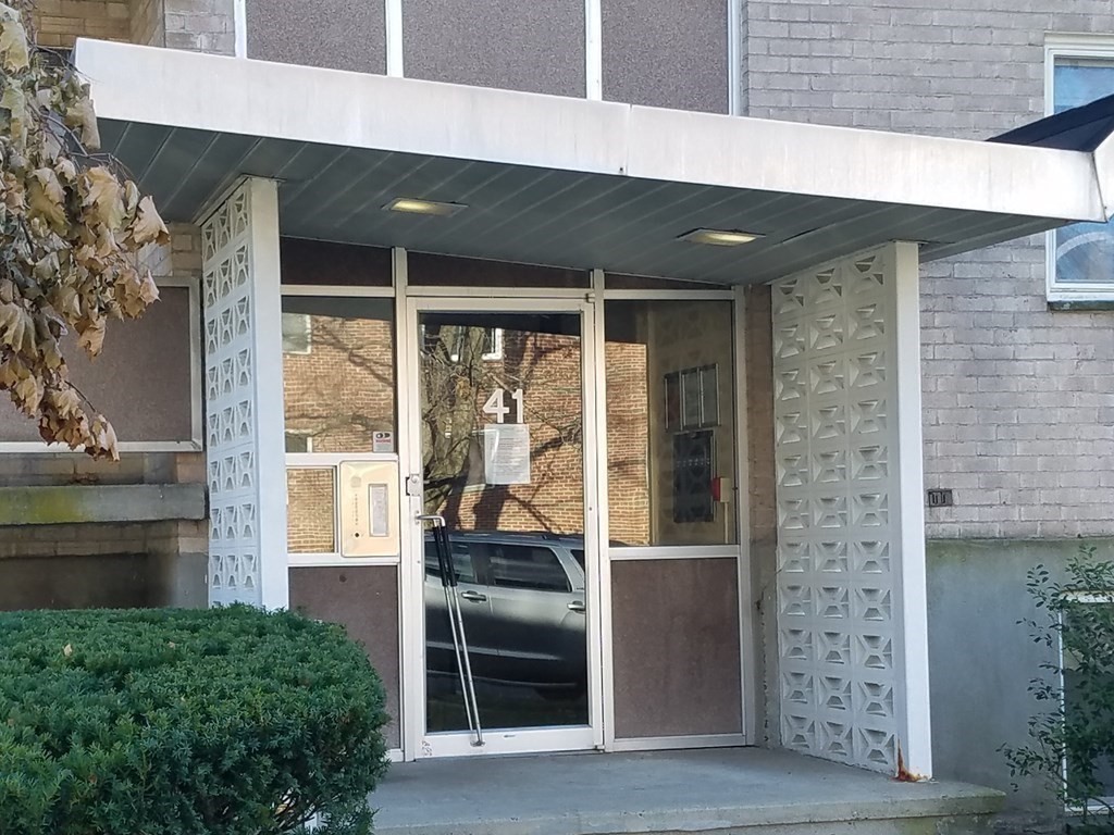41 Lionel Ave D
