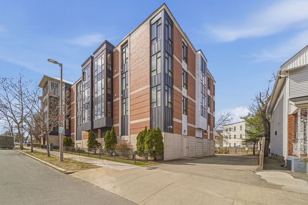 533 Cambridge St 105