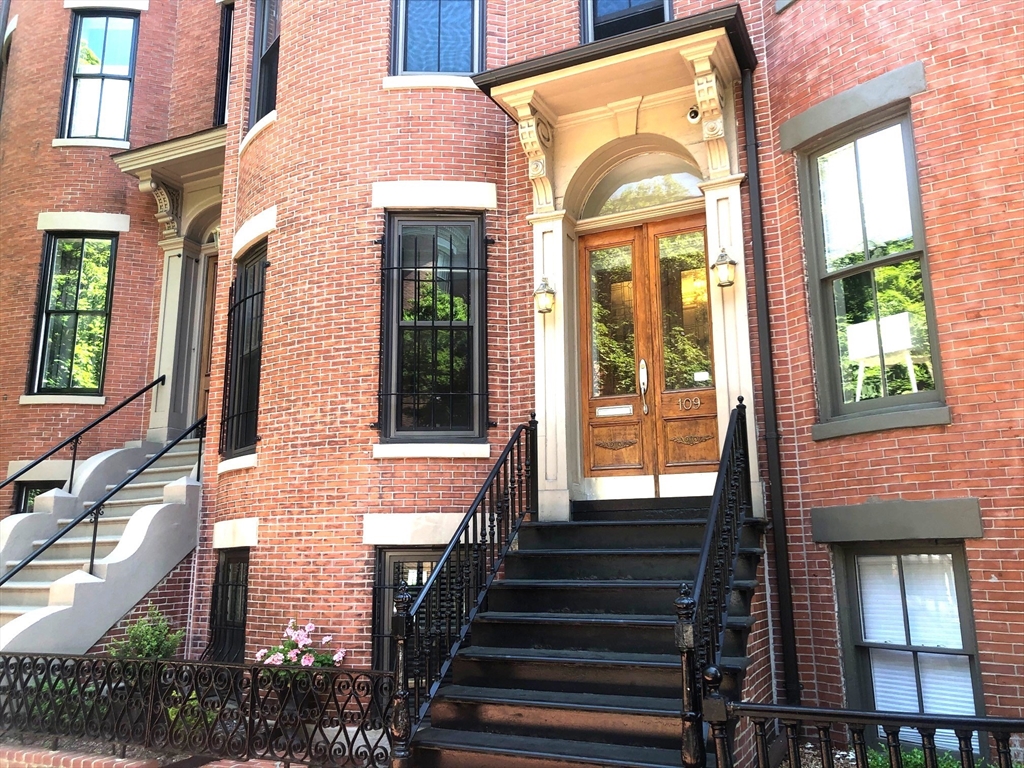Click for 109 Pembroke St #2, Boston, MA slideshow Click for 109 Pembroke St #2, Boston, MA slideshow