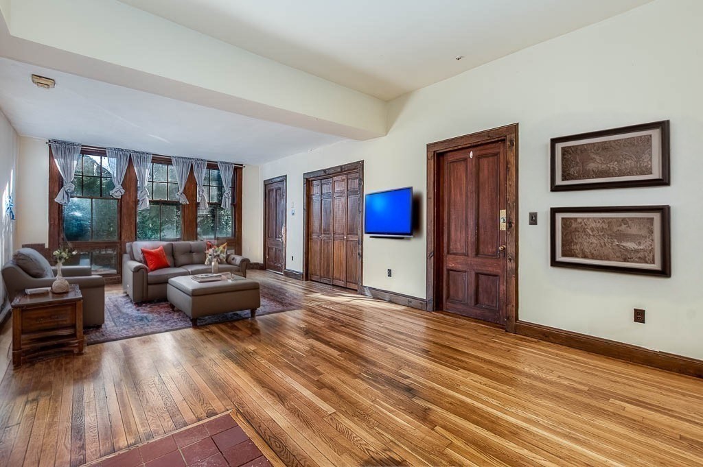 1000 Centre Street 4