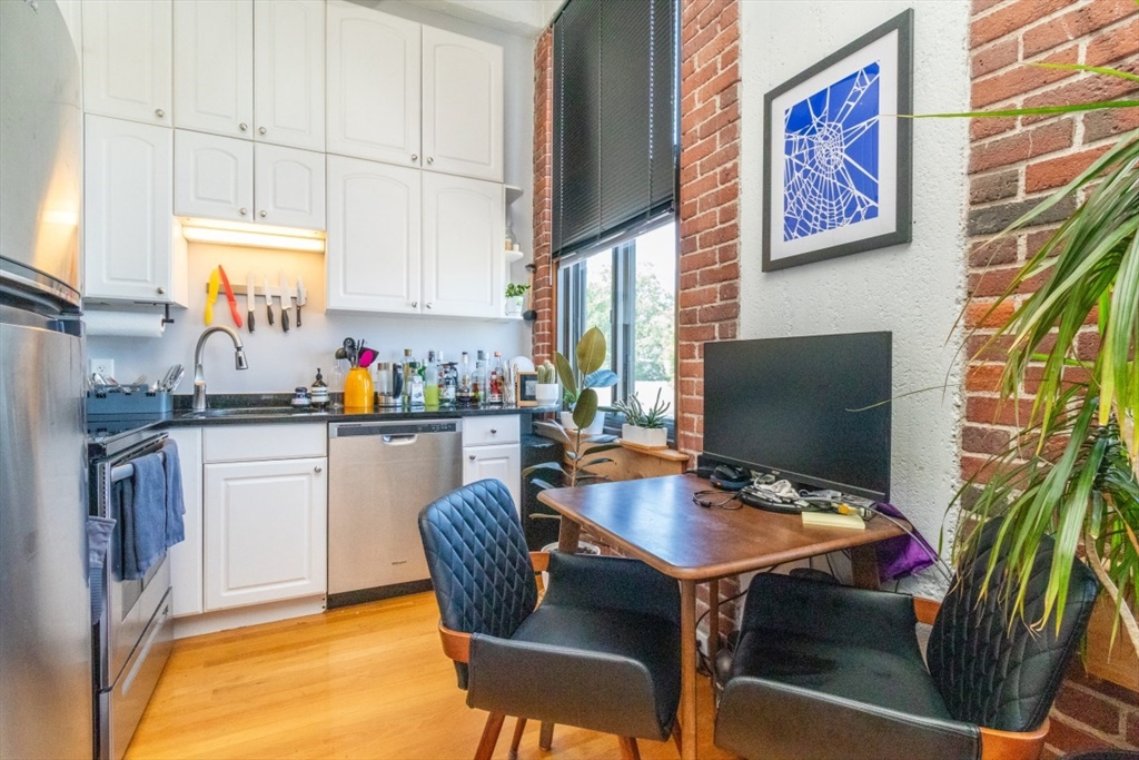 320 W 2nd St 303
