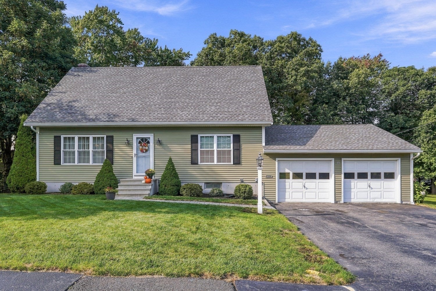 14 Oak Cir, Holden, MA Photo #1