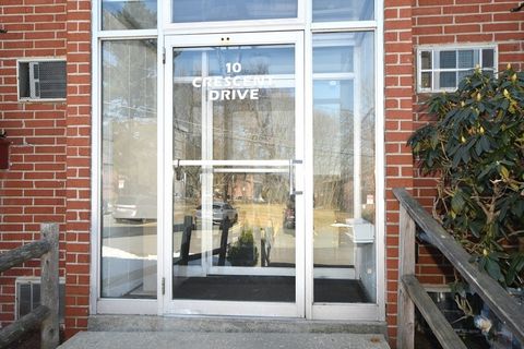 Photo of 10 Crescent Dr #5, Andover, MA 01810 (MLS # 73483182)