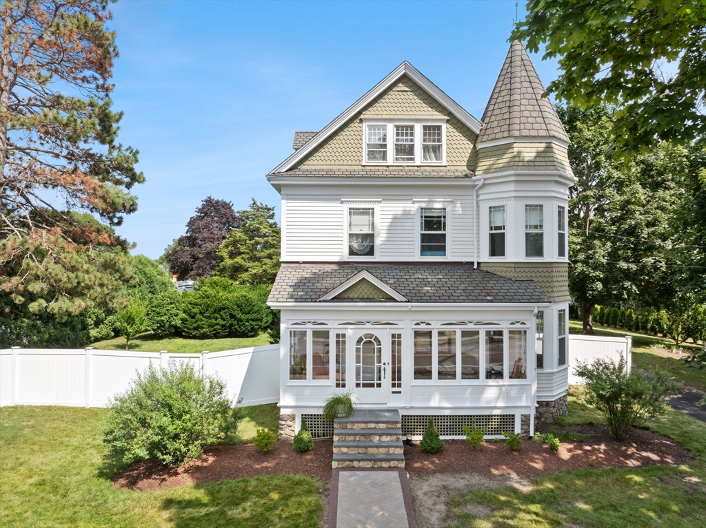 281 N Main St