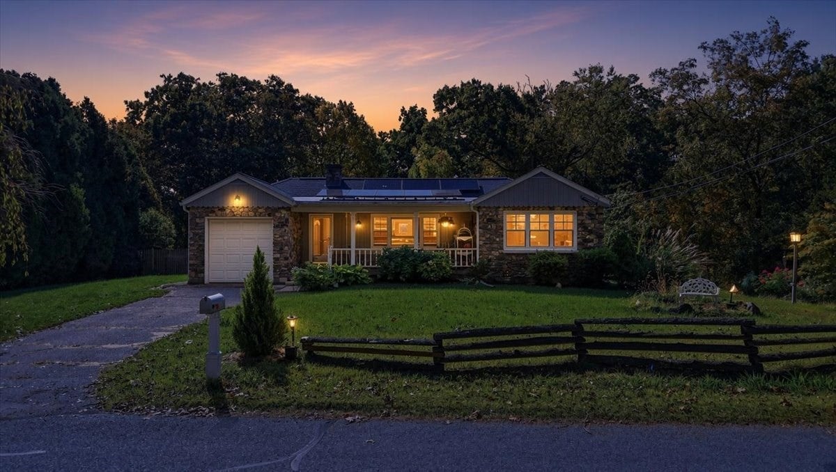131 Henry St, Uxbridge, MA Photo #2