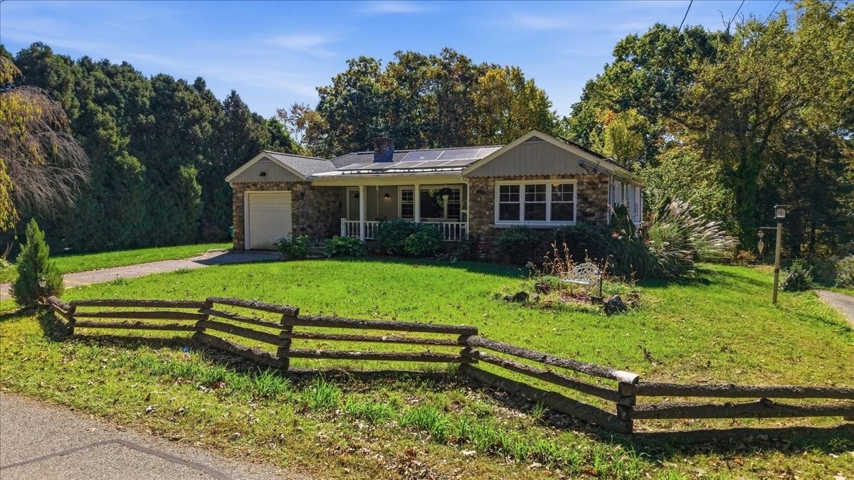 131 Henry St, Uxbridge, MA Photo #3
