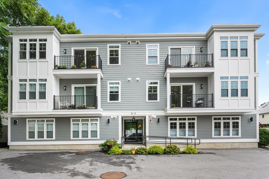 Photo of 315 College Farm Rd, Waltham, MA
