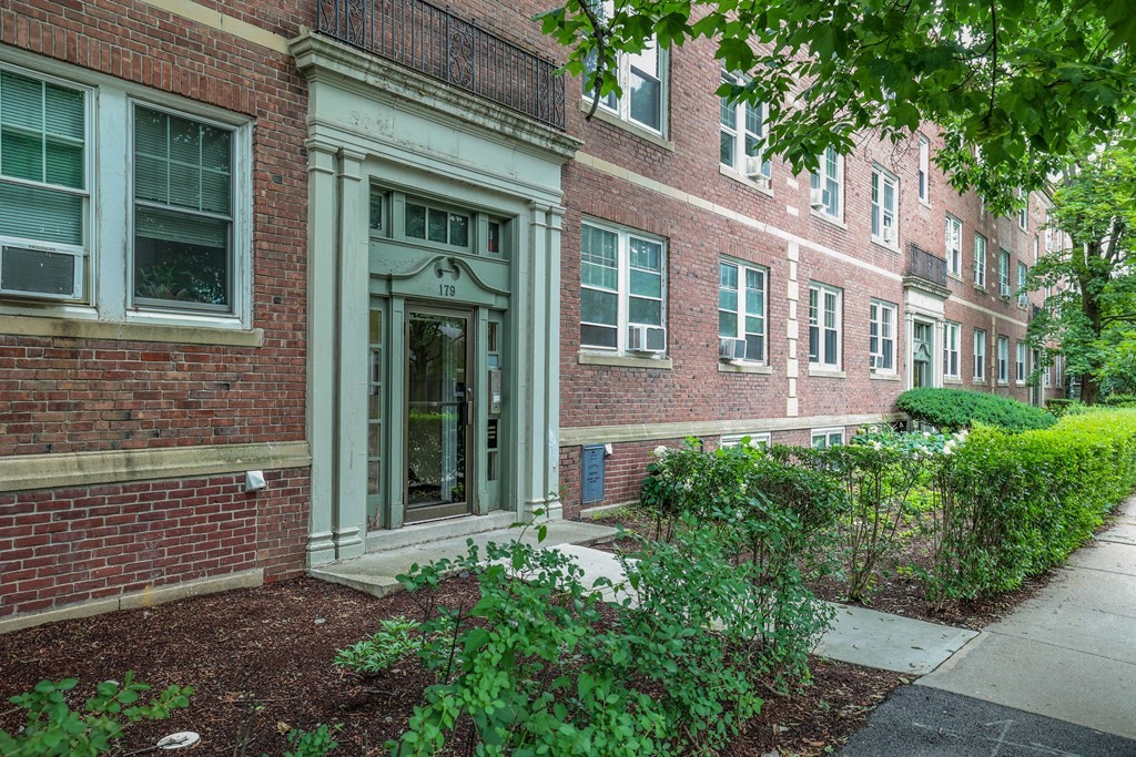 Click for 179 Kent St #2, Brookline, MA slideshow Click for 179 Kent St #2, Brookline, MA slideshow