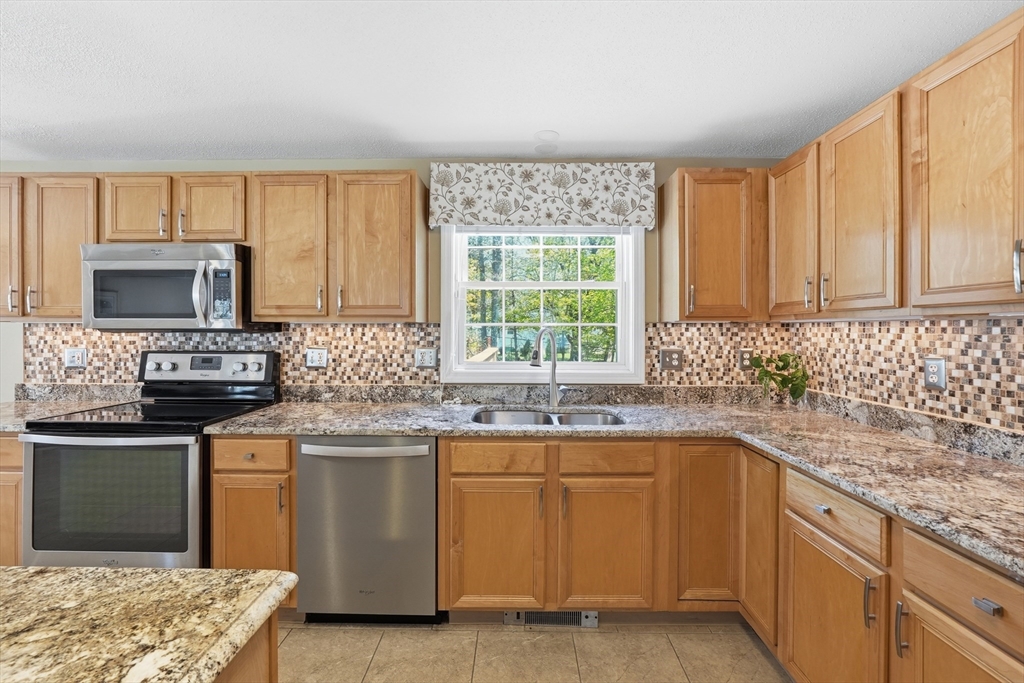 10 Horseshoe Lane, Clinton, MA Photo #6