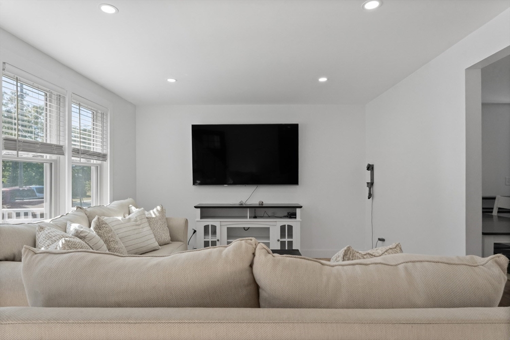 9 Theroux Dr