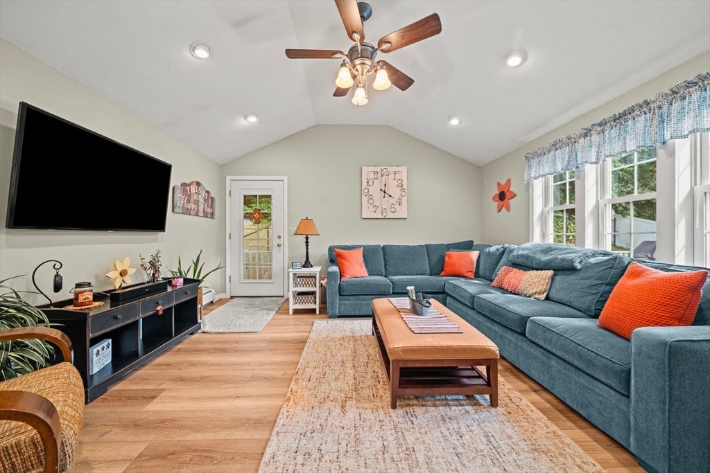 21 Corinth DR, Worcester, MA Photo #14