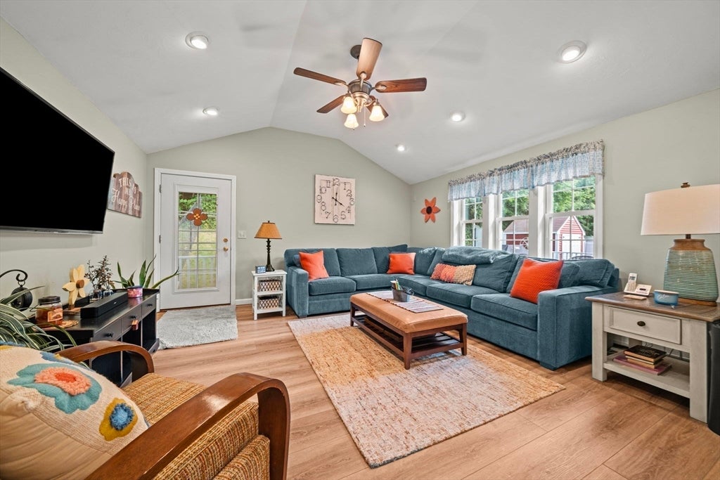 21 Corinth DR, Worcester, MA Photo #13