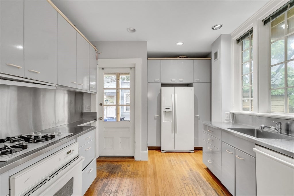 16 Harris St, Brookline, MA, 16 Harris St, Brookline, MA Photo #5