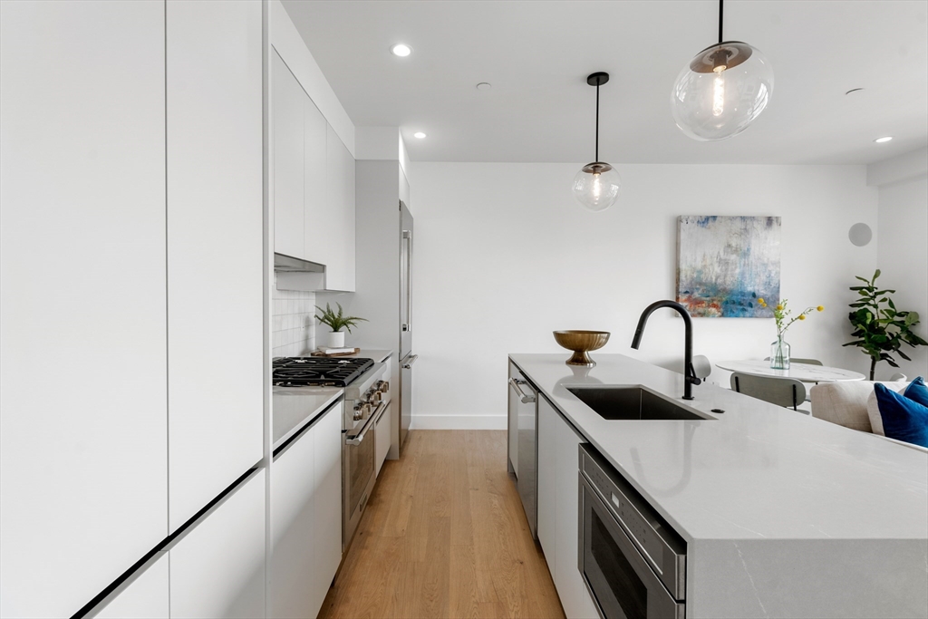 472 W Broadway 304