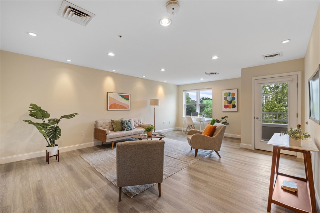 320 Rindge Ave 303
