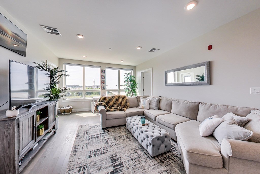 130 Broad Reach 206