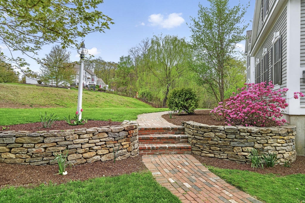 19 Estabrook Ln