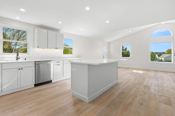 16 REYNARD ST # 2, GLOUCESTER, MA 01930 - Image 56bdef288405c9da8fdbd9c2dc6d77db/1874647822