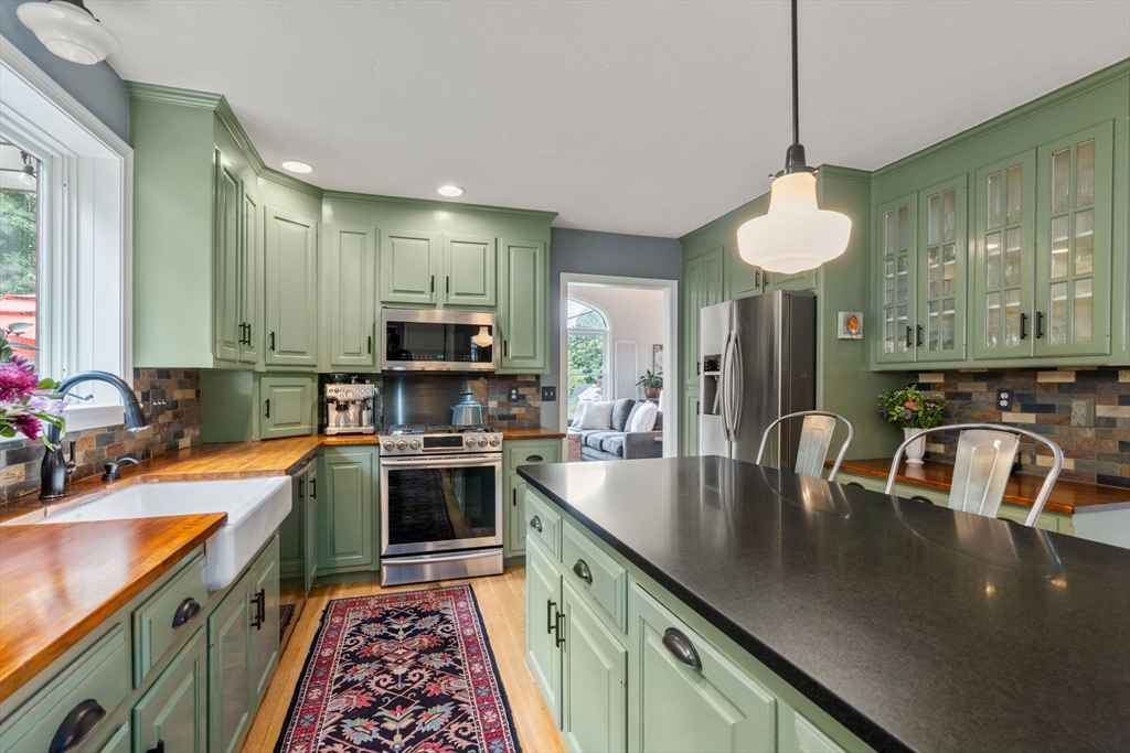 8 Cider Hill Ln