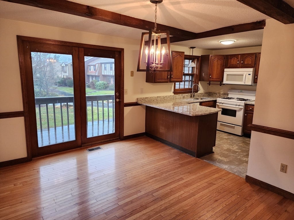 B7 Scotty Hollow Dr #B7, Chelmsford, MA, B7 Scotty Hollow Dr #B7, Chelmsford, MA Photo #2