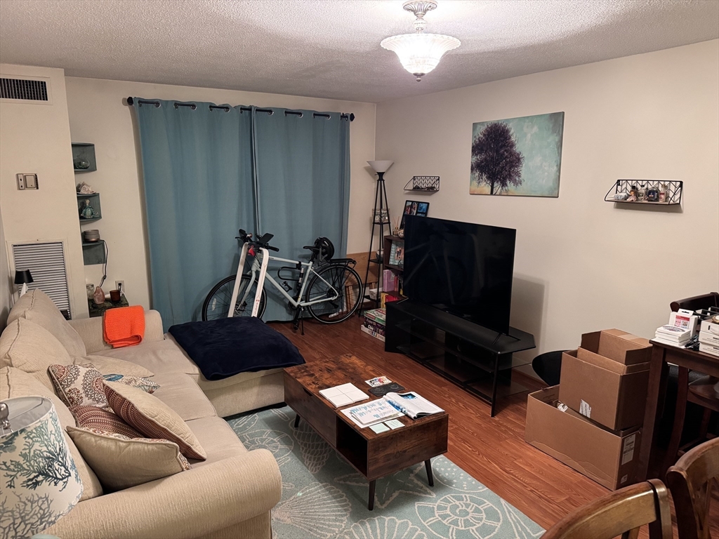 Needham, Massachusetts 02494, United States, 1 Bedroom Bedrooms, ,2 BathroomsBathrooms,Residential,Active,251627