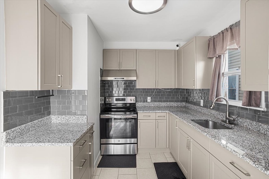 358 Northup ST, Cranston, RI Photo #4
