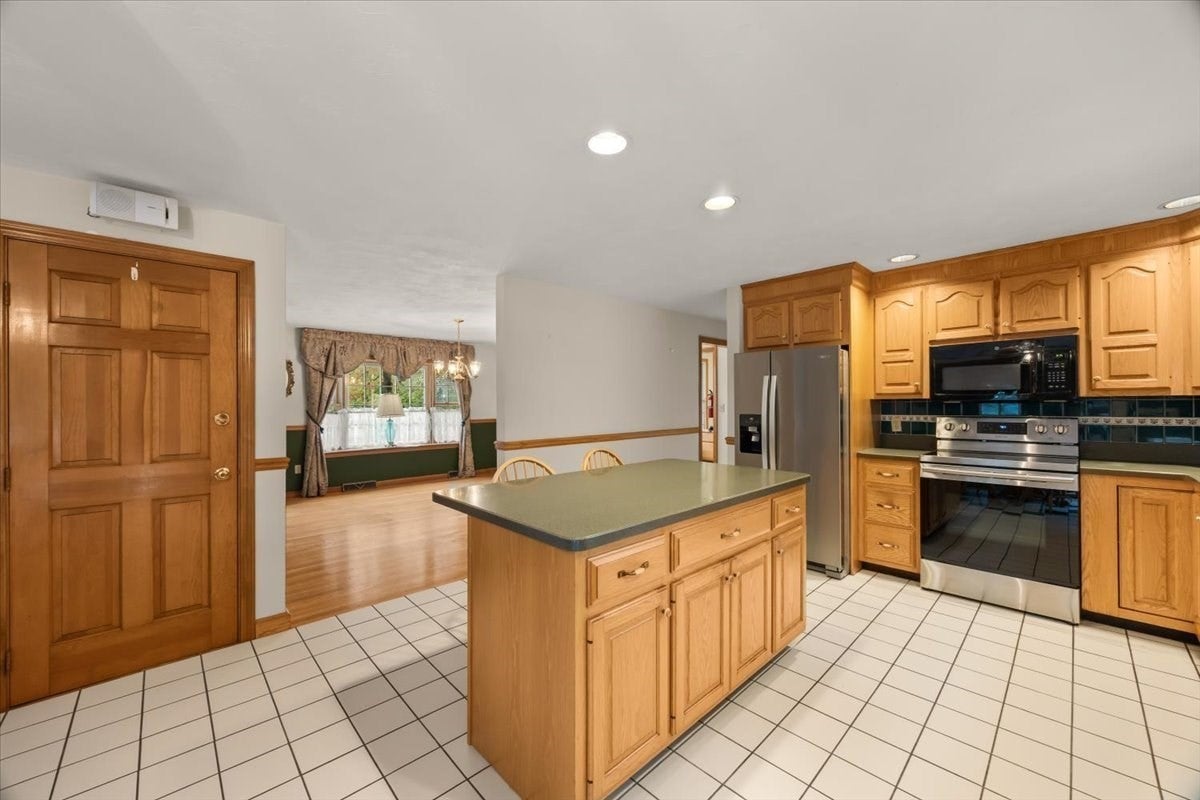 104 Leonard Farm Rd, Abington, MA Photo #3