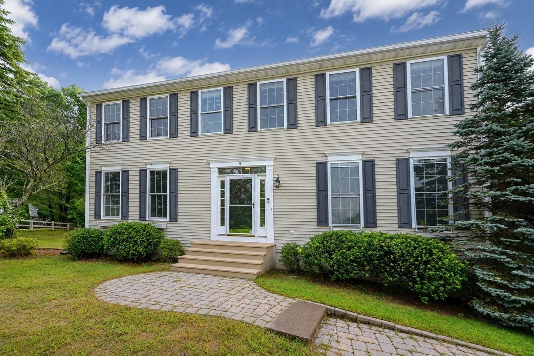 5 Bay Farm Ln, Grafton MA 01560