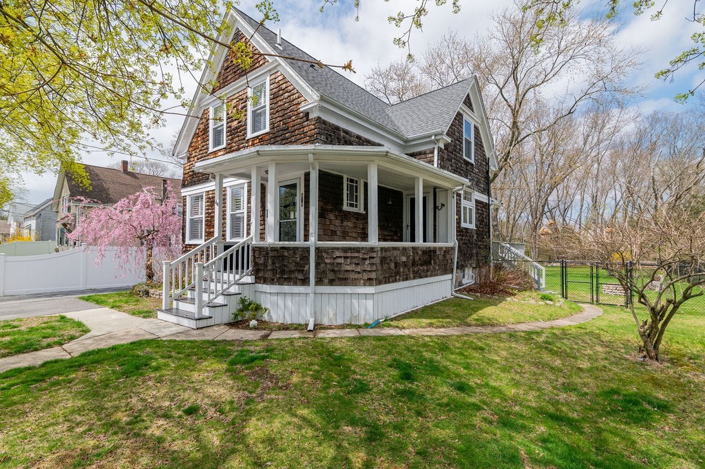 44 Custer St