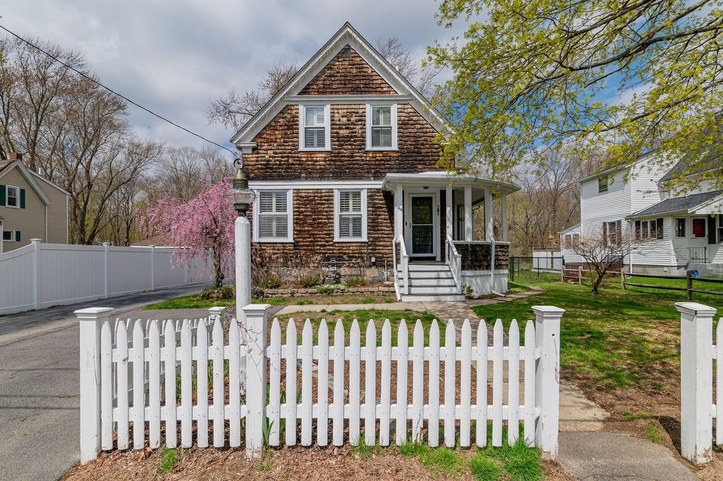 44 Custer St