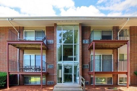 Photo of 10 Longwood Dr #5, Andover, MA 01810 (MLS # 73515153)