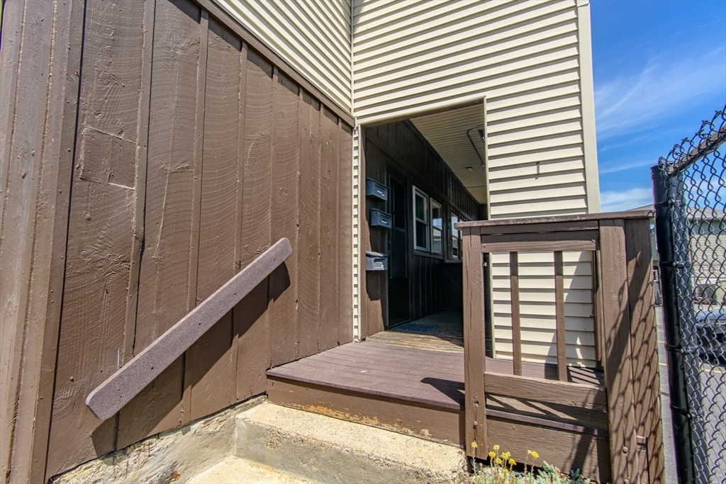 Webster, Massachusetts 01570, United States, 2 Bedrooms Bedrooms, ,1 BathroomBathrooms,Residential,Active,80894