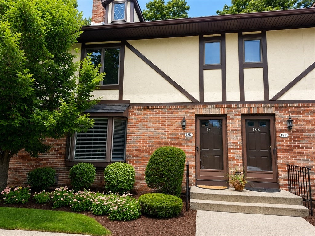 Photo of 18 Mansion Woods Dr, Agawam, MA