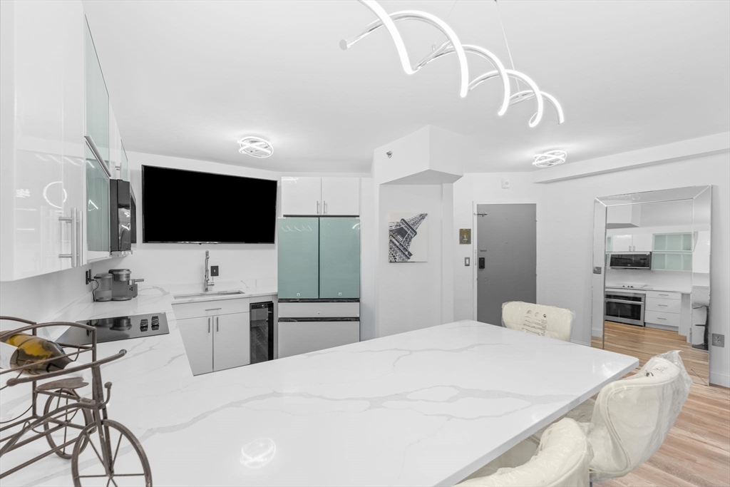 300 Lynn Shore Dr 210