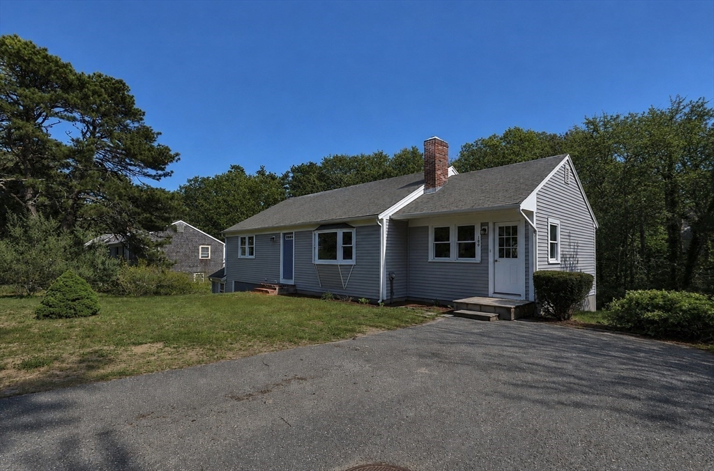 100 Village Ln