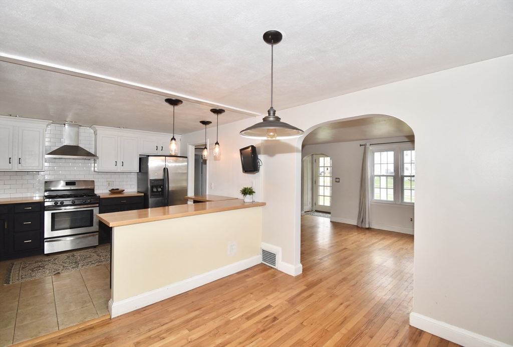 Springfield, Massachusetts 01108, United States, 3 Bedrooms Bedrooms, ,1 BathroomBathrooms,Residential,Pending,114857