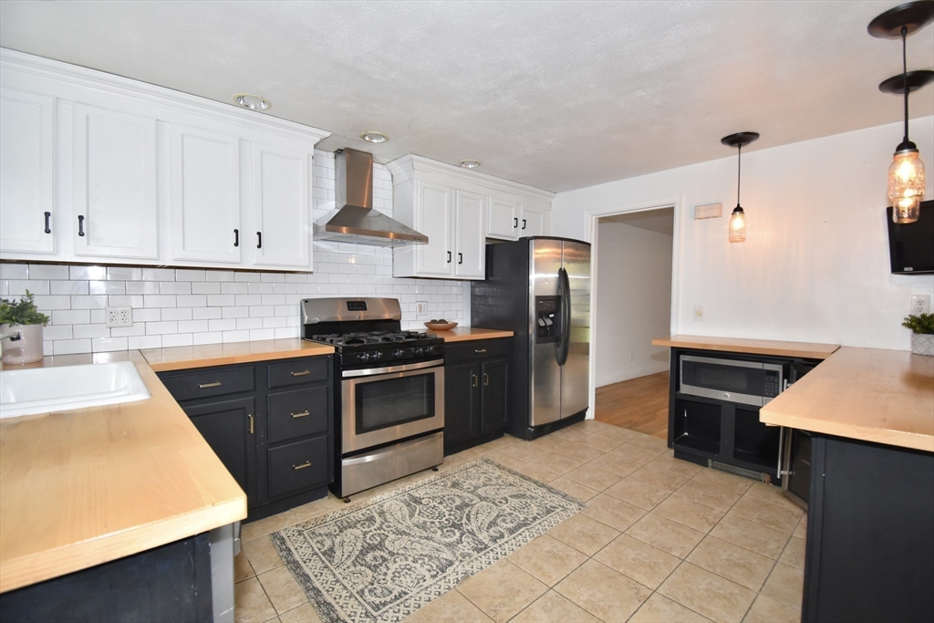 Springfield, Massachusetts 01108, United States, 3 Bedrooms Bedrooms, ,1 BathroomBathrooms,Residential,Pending,114857