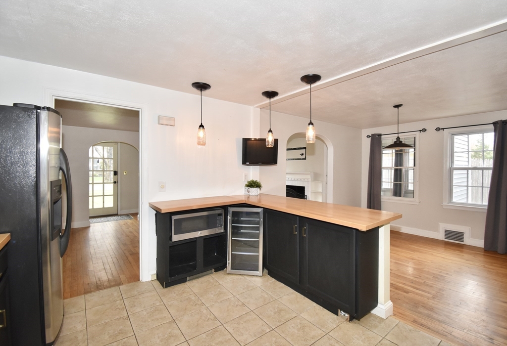 Springfield, Massachusetts 01108, United States, 3 Bedrooms Bedrooms, ,1 BathroomBathrooms,Residential,Pending,114857