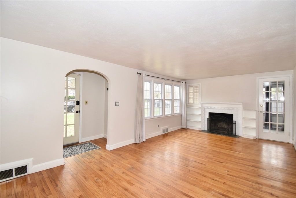 Springfield, Massachusetts 01108, United States, 3 Bedrooms Bedrooms, ,1 BathroomBathrooms,Residential,Pending,114857