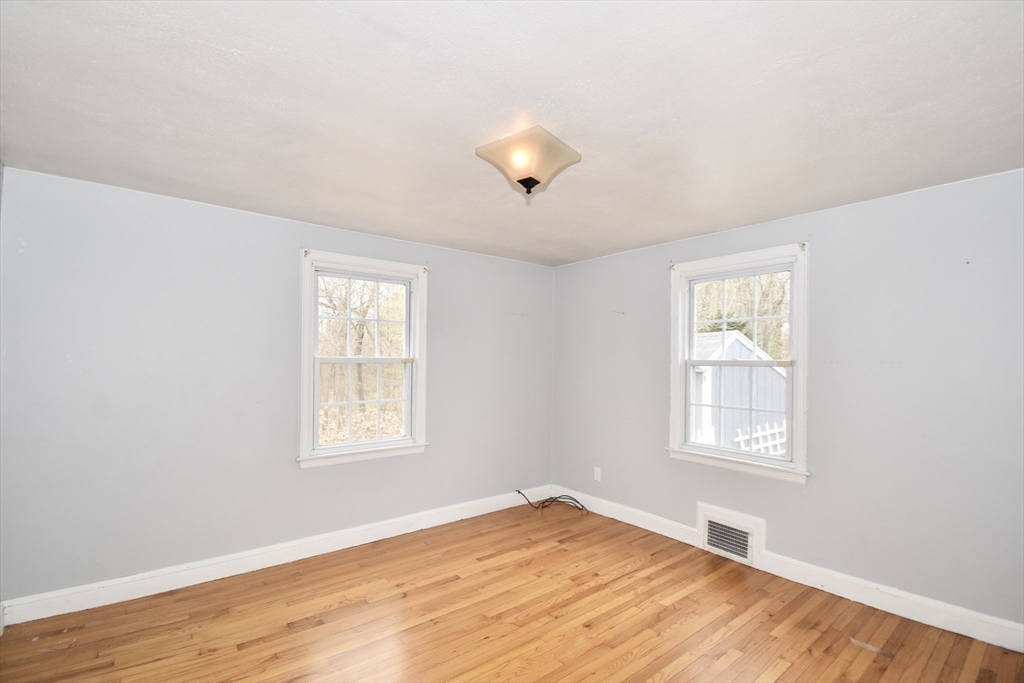 Springfield, Massachusetts 01108, United States, 3 Bedrooms Bedrooms, ,1 BathroomBathrooms,Residential,Pending,114857