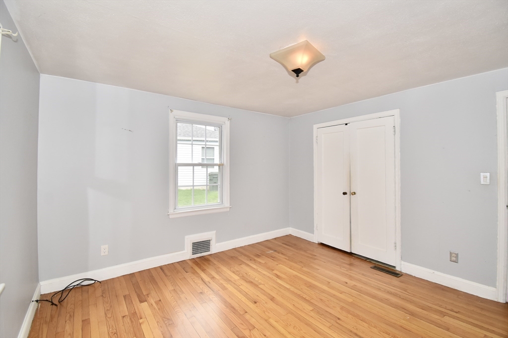 Springfield, Massachusetts 01108, United States, 3 Bedrooms Bedrooms, ,1 BathroomBathrooms,Residential,Pending,114857