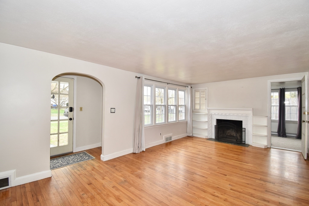 Springfield, Massachusetts 01108, United States, 3 Bedrooms Bedrooms, ,1 BathroomBathrooms,Residential,Pending,114857