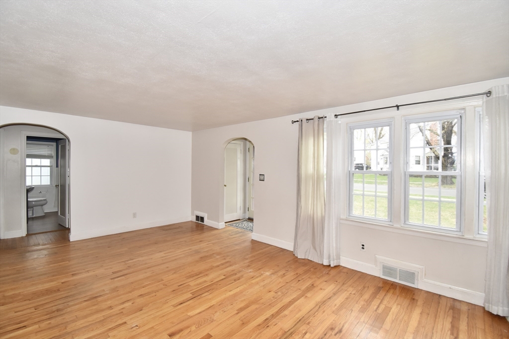 Springfield, Massachusetts 01108, United States, 3 Bedrooms Bedrooms, ,1 BathroomBathrooms,Residential,Pending,114857