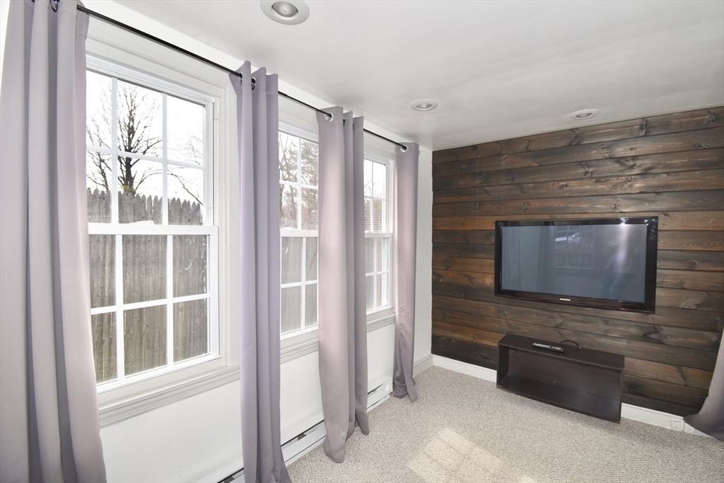 Springfield, Massachusetts 01108, United States, 3 Bedrooms Bedrooms, ,1 BathroomBathrooms,Residential,Pending,114857