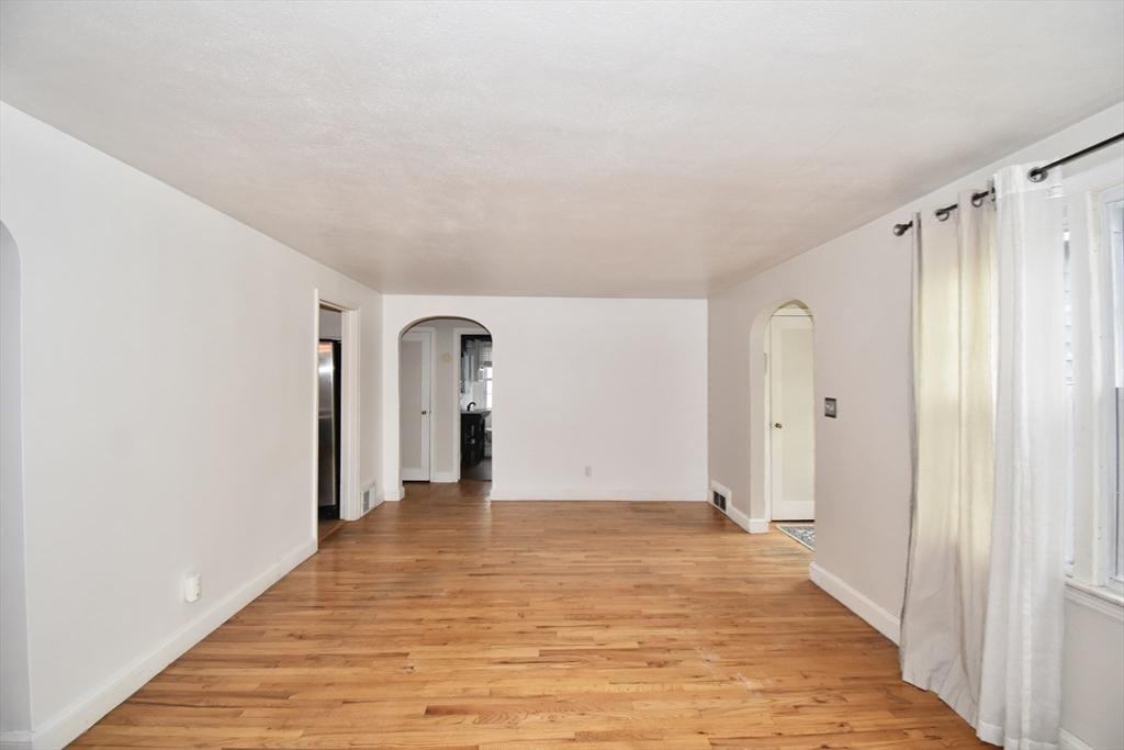 Springfield, Massachusetts 01108, United States, 3 Bedrooms Bedrooms, ,1 BathroomBathrooms,Residential,Pending,114857