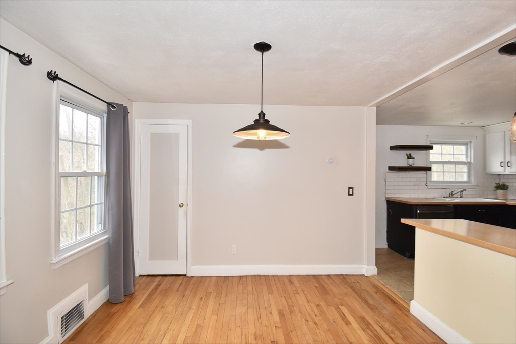 Springfield, Massachusetts 01108, United States, 3 Bedrooms Bedrooms, ,1 BathroomBathrooms,Residential,Pending,114857