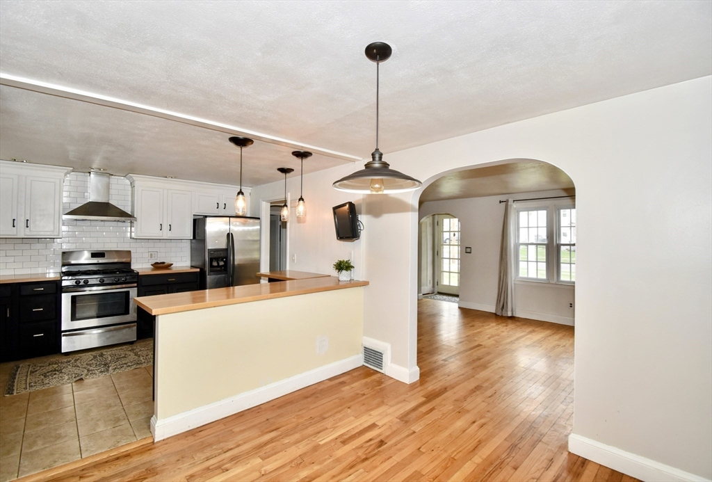 Springfield, Massachusetts 01108, United States, 3 Bedrooms Bedrooms, ,1 BathroomBathrooms,Residential,Pending,114857