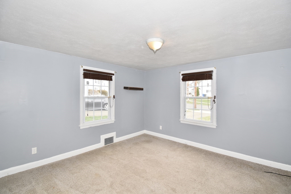 Springfield, Massachusetts 01108, United States, 3 Bedrooms Bedrooms, ,1 BathroomBathrooms,Residential,Pending,114857